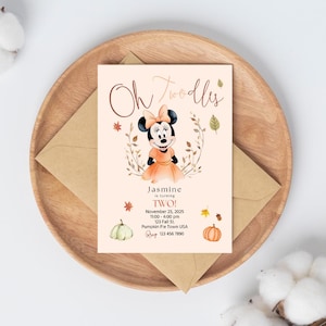 Könnte beinhalten: Eine druckbare Einladung zum zweiten Geburtstag eines Kindes. Die Einladung zeigt ein Cartoon-Bild von Minnie Mouse in einem Herbstkleid, umgeben von Herbstblättern und Kürbissen. Der Text auf der Einladung lautet "Oh Toodly" und "Jasmine wird ZWEI!" sowie das Datum, die Uhrzeit und den Ort der Party.
