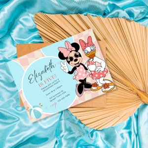 Invito di compleanno estivo per Minnie Groovy Beach, modificabile all'istante, semplice e carino per ragazze
