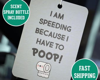 Voy a toda velocidad porque tengo que hacer caca - Ambientador perfumado con frase divertida, accesorio para coche y regalo para el automóvil