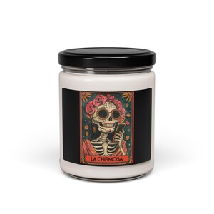 Vela perfumada La Chismosa, Inspirada en el Día de Los Muertos/Lotería, Regalo para amantes del drama, Mujer chismosa, - Vela de soja perfumada, 9 oz