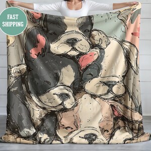 Könnte beinhalten: Eine weiche, kuschelige Fleece-Decke mit einer skurrilen Illustration von drei Hunden in einem verspielten Haufen. Die Hunde sind im Cartoon-Stil mit gedeckten Farben und einer Vintage-Ästhetik gezeichnet.
