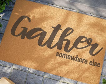 Felpudo Gather: felpudo de bienvenida sarcástico para la decoración del hogar, alfombra de entrada divertida, regalo perfecto para inauguración de la casa y porche delantero
