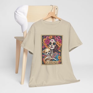 Camiseta unisex La Dog Mom - Lotería Día de los Muertos Estilo Carta del Tarot - Regalo perfecto para mamá de perro, camiseta mexicana, regalo para amantes de los perros, Día de los Muertos