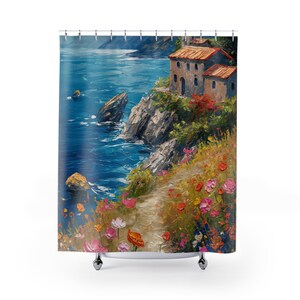 Könnte beinhalten: Ein Duschvorhang mit einem Gemälde eines Hauses auf einer Klippe mit Blick auf ein blaues Meer. Das Haus hat ein rotes Ziegeldach und ist von grünen Bäumen und bunten Blumen umgeben.