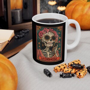 Lotería de cartas del tarot mexicano La Chismosa - Taza de cerámica con calavera de azúcar del Día de los Muertos, (11 oz, 15 oz)