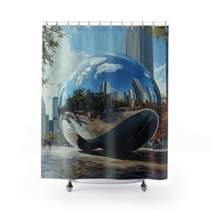 Könnte beinhalten: Eine große, glänzende, silberne Skulptur, die die Skyline von Chicago reflektiert. Die Skulptur ist eine Kugel mit einer verzerrten Reflexion der Gebäude der Stadt. Die Skulptur steht auf einer gepflasterten Fläche, auf der Menschen herumlaufen.