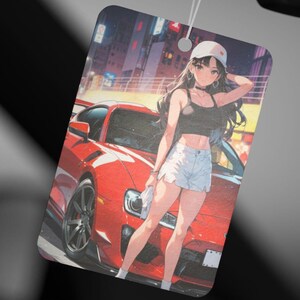 Könnte beinhalten: Ein rotes Sportwagen mit einer Frau, die daneben steht. Die Frau trägt eine weiße Baseballkappe, ein schwarzes Tanktop und weiße Jeans-Shorts. Das Auto steht nachts in einer Stadtstraße.