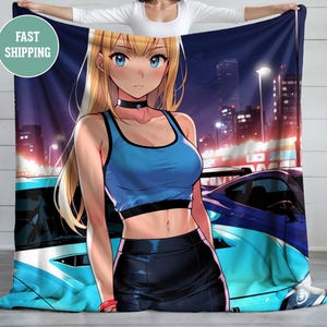 Könnte beinhalten: Eine blaue und schwarze Anime-Decke mit einer Frau mit langen blonden Haaren, die ein blaues Tanktop und schwarze Shorts trägt. Die Frau steht vor einem blauen Auto mit einer Skyline der Stadt im Hintergrund.