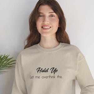 Halten Sie mich dieses Sweatshirt überdenken | Lustiger introvertierter Rundhalspullover | Unisex Geschenk für Introvertierte