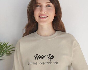 Może przedstawiać: Beżowa bluza z nadrukiem "Hold Up Let me overthink this..." na przodzie.