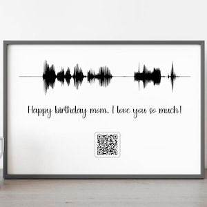 Pode incluir: Uma impressão emoldurada com um design de onda sonora em preto e branco. O texto "Happy birthday mom. I love you so much!" está abaixo. Um código QR está na parte inferior. À esquerda, um pequeno vaso de cerâmica branca com uma suculenta.