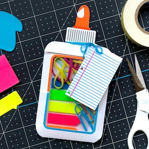 Klebeflasche Geschenktasche SVG. Ideal für die Herstellung von Geschenktüten für Lehrer, Gastgeschenke für die Schule, Geschenkkartenhalter für Lehrer und vieles mehr.