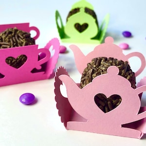 Porte-truffes Tea Party SVG, idéal pour décorer une table de douche nuptiale pour le thé. Emballage de truffe SVG pour tasse et théière, idéal comme support à chocolats.