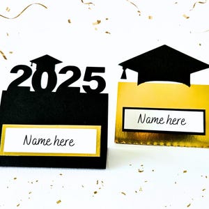 Aanpasbare afstudeerplaatskaart SVG. Plaatsingskaart voor senioren, Class of 2025-feestdecor voor Cricut, Studio en compatibles. Haal de jouwe!