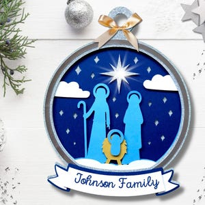 Weihnachten Name Ornament SVG Benutzerdefinierte Weihnachtsverzierung Krippe SVG Personalisierte 3D Baumschmuck Weihnachten rundes Zeichen SVG & Studio Dateien
