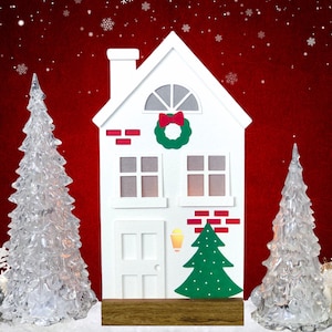 Casa navideña en capas SVG. Plantilla de casa de papel 3D para Cricut, Silhouette y similares. Ideal para decorar repisas. Parte de un Village de 8 piezas.