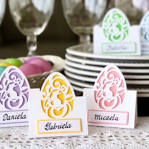 Pasen plaatskaart SVG. Versier je paastafel met deze elegante en schattige naamplaatjes. Klik om meer te leren!
