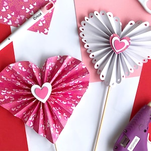 Fichier de coupe SVG rosaces en forme de coeur. Parfait pour la Saint-Valentin, la fête des mères, une décoration de fête, des compositions florales et plus encore ! Cliquez pour plus de détails !