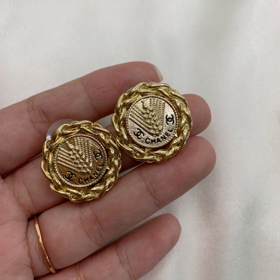 Authentic vinatage Classic CHANEL earrings / wheat