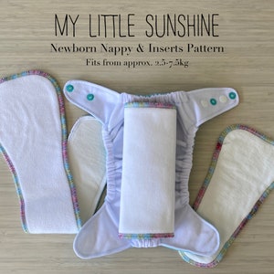 Może przedstawiać: Wzór pieluchy i wkładek dla noworodka w kolorze białym z kolorową lamówką. Pielucha ma zatrzaski i jest przeznaczona dla niemowląt od 2,5 do 7,5 kg. Na zdjęciu widnieje tekst "My Little Sunshine" i "Newborn Nappy & Inserts Pattern".
