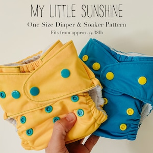 Può includere: Due pannolini di stoffa, uno giallo e uno blu, con elastico bianco e bottoni a pressione gialli. I pannolini sono piegati e tenuti in una mano. Il testo "MY LITTLE SUNSHINE One Size Diaper & Soaker Pattern Fits from approx. 9-38lb" è sopra i pannolini.