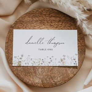Plantilla de tarjeta de lugar para boda de primavera, tarjeta de lugar con flores silvestres, tarjeta de nombre de mesa imprimible, boda en el jardín, tarjeta de lugar editable, plana y doblada