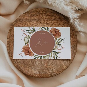 Modelo de cartão de lugar de casamento boho com número de mesa, nome do cartão de lugar para impressão, modelo de cartão de nome de mesa de casamento boho editável