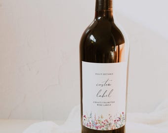 Könnte beinhalten: Eine dunkle Glasweinflasche mit einem weißen rechteckigen Etikett mit dem Text FULLY EDITABLE custom label CREATE UNLIMITED WINE LABELS und einer bunten Aquarell-Blumenillustration am unteren Rand des Etiketts.