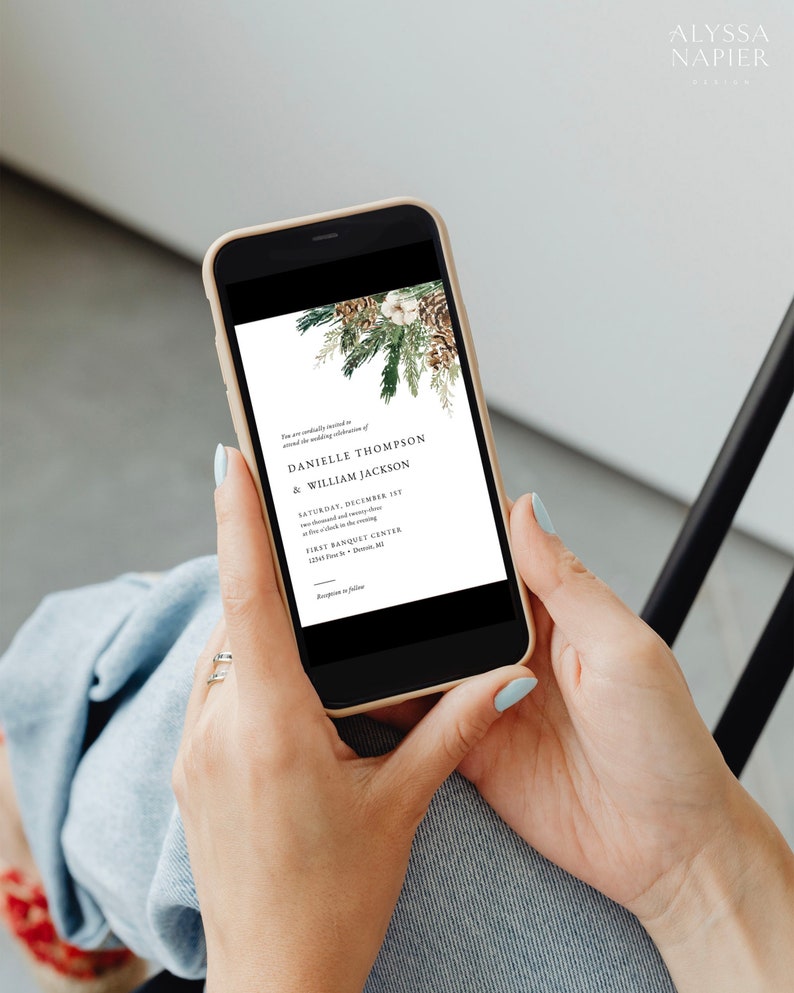 Puede incluir: Un tel&eacute;fono inteligente muestra una invitaci&oacute;n de boda. La invitaci&oacute;n presenta los nombres de Danielle Thompson & William Jackson, con texto y un borde decorativo de pi&ntilde;as y vegetaci&oacute;n. El tel&eacute;fono se sostiene con dos manos.