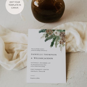 Puede incluir: Una invitaci&oacute;n de boda con un dise&ntilde;o bot&aacute;nico. La invitaci&oacute;n presenta los nombres de Danielle Thompson y William Jackson, con detalles del evento. La esquina superior derecha tiene el texto "ALYSSA NAPIER DESIGN". La invitaci&oacute;n est&aacute; decorada con pi&ntilde;as y vegetaci&oacute;n.