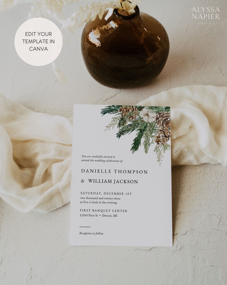 Puede incluir: Una invitaci&oacute;n de boda con un dise&ntilde;o bot&aacute;nico. La invitaci&oacute;n presenta los nombres de Danielle Thompson y William Jackson, con detalles del evento. La esquina superior derecha tiene el texto "ALYSSA NAPIER DESIGN". La invitaci&oacute;n est&aacute; decorada con pi&ntilde;as y vegetaci&oacute;n.