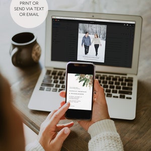 Puede incluir: Un port&aacute;til y un smartphone que muestran dise&ntilde;os de invitaciones de boda. La pantalla del port&aacute;til muestra a una pareja caminando en la nieve, con el texto "DANIELLE & WILLIAM". El tel&eacute;fono muestra una invitaci&oacute;n floral con detalles del evento. Texto: "PRINT OR SEND VIA TEXT OR EMAIL."