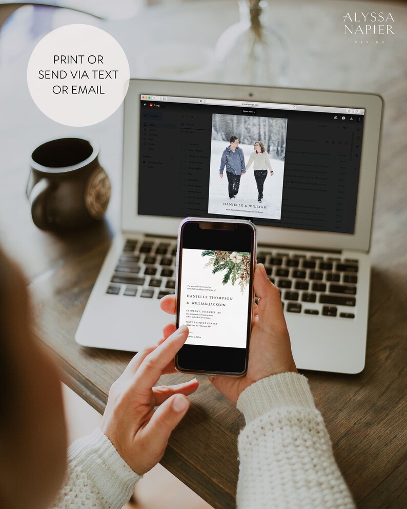 Puede incluir: Un port&aacute;til y un smartphone que muestran dise&ntilde;os de invitaciones de boda. La pantalla del port&aacute;til muestra a una pareja caminando en la nieve, con el texto "DANIELLE & WILLIAM". El tel&eacute;fono muestra una invitaci&oacute;n floral con detalles del evento. Texto: "PRINT OR SEND VIA TEXT OR EMAIL."