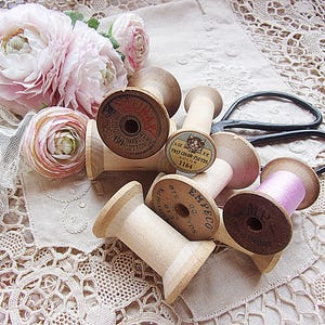 7 Antique - PURSE TWIST rare - Wooden Thread Spools - Warm home accents - Sewing room decor - M.P. None Better - CLIMAX - Corticelli Kitten