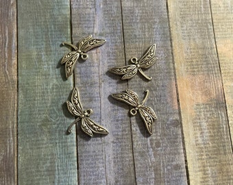 Charm libélula plateada