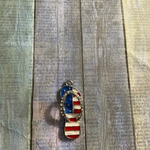 Flip-flop com bandeira esmaltada