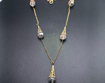 Collier doré à pendentif conique en Y en cristal