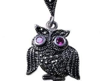 Pendentif hibou vintage en argent 925 avec yeux de pierres précieuses roses et accents de marcassite