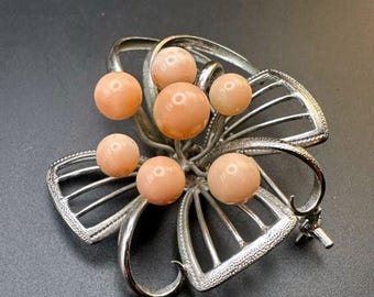 Broche florale vintage estampée en argent avec gerbe de peau d'ange et perles de corail