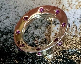 Broche cercle ouvert vintage en or et pierres roses signée Givenchy