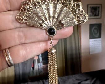 Broche éventail asiatique dorée à pampilles Ogi, motif filigrane et strass noirs