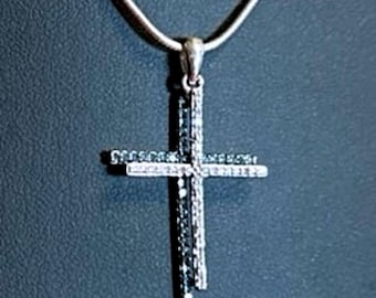 Collier pendentif croix en argent 925 avec diamants blancs et bleus de créateur