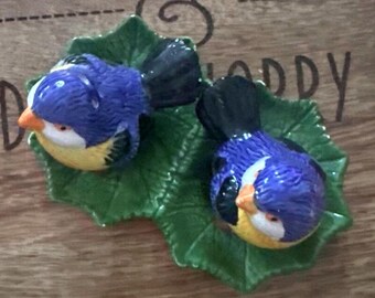 Adorables salières et poivrières Blue Bird en céramique avec base en forme de feuille
