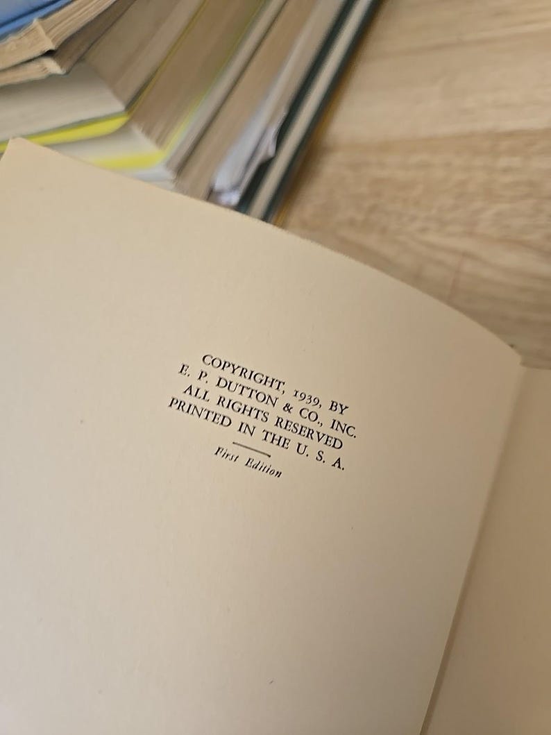 K&ouml;nnte beinhalten: Aufgeschlagene Buchseite mit Text: "COPYRIGHT, 1939, BY E. P. DUTTON & CO., INC. ALL RIGHTS RESERVED PRINTED IN THE U. S. A. First Edition." Die Seite ist cremefarben, mit anderen Buchseiten im Hintergrund.
