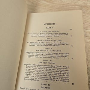 K&ouml;nnte beinhalten: Aufgeschlagenes Buch mit Inhaltsverzeichnis. Abschnitte wie "Clearing the Ground" und "The Philosophic Foundation" sind sichtbar. Schwarzer Text auf cremefarbenem Hintergrund. Seitenzahlen sind ebenfalls zu sehen.