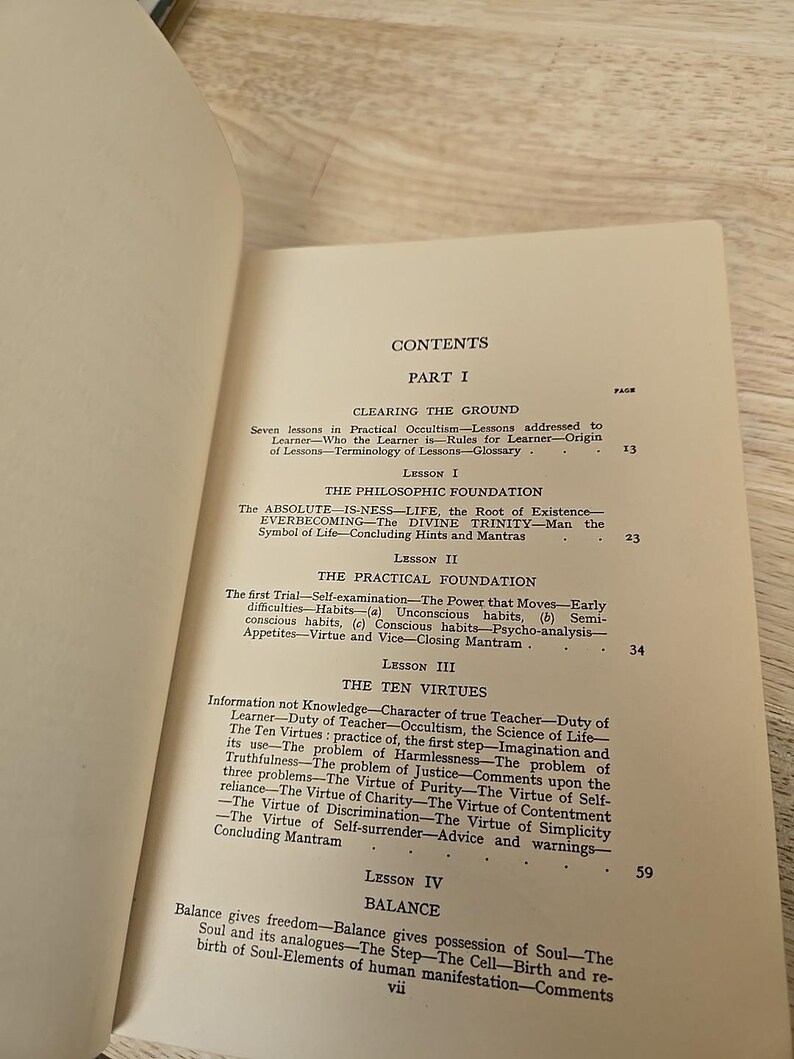 K&ouml;nnte beinhalten: Aufgeschlagenes Buch mit Inhaltsverzeichnis. Abschnitte wie "Clearing the Ground" und "The Philosophic Foundation" sind sichtbar. Schwarzer Text auf cremefarbenem Hintergrund. Seitenzahlen sind ebenfalls zu sehen.