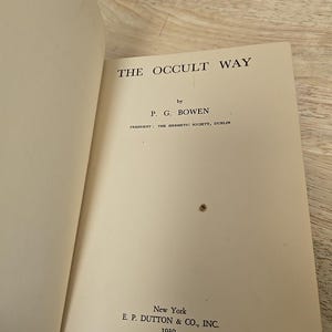 K&ouml;nnte beinhalten: Aufgeschlagenes Buch mit dem Titel "THE OCCULT WAY" von P. G. Bowen. Ver&ouml;ffentlicht in New York von E. P. Dutton & Co., Inc. im Jahr 1939. Die Seiten des Buches sind cremefarben mit schwarzem Text. Das Buch liegt auf einer hellen Holzoberfl&auml;che.