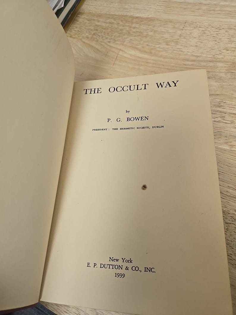 K&ouml;nnte beinhalten: Aufgeschlagenes Buch mit dem Titel "THE OCCULT WAY" von P. G. Bowen. Ver&ouml;ffentlicht in New York von E. P. Dutton & Co., Inc. im Jahr 1939. Die Seiten des Buches sind cremefarben mit schwarzem Text. Das Buch liegt auf einer hellen Holzoberfl&auml;che.