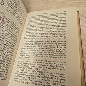 K&ouml;nnte beinhalten: Aufgeschlagenes Buch mit gealterten Seiten, das Text &uuml;ber Lernen und Lehren zeigt, mit dem Wort "EVOCATION" sichtbar. Ein Stempel am unteren Rand lautet "RALPH W. GOULD So. Orrington, Maine."