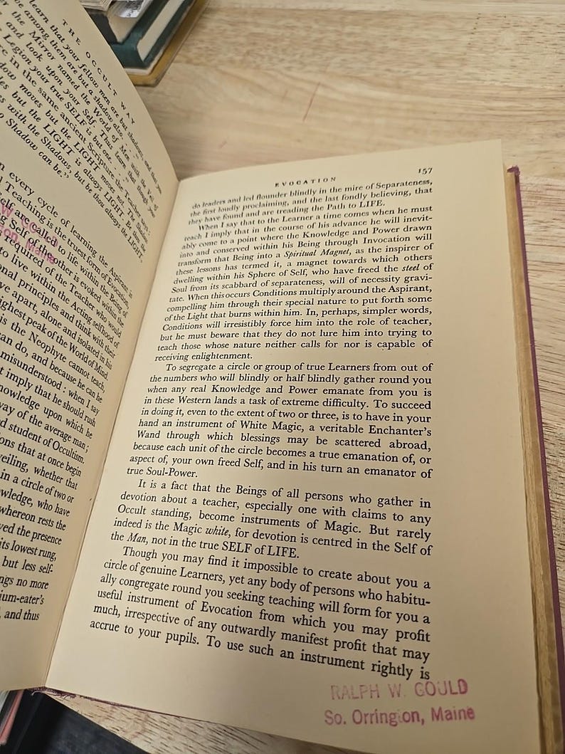 K&ouml;nnte beinhalten: Aufgeschlagenes Buch mit gealterten Seiten, das Text &uuml;ber Lernen und Lehren zeigt, mit dem Wort "EVOCATION" sichtbar. Ein Stempel am unteren Rand lautet "RALPH W. GOULD So. Orrington, Maine."